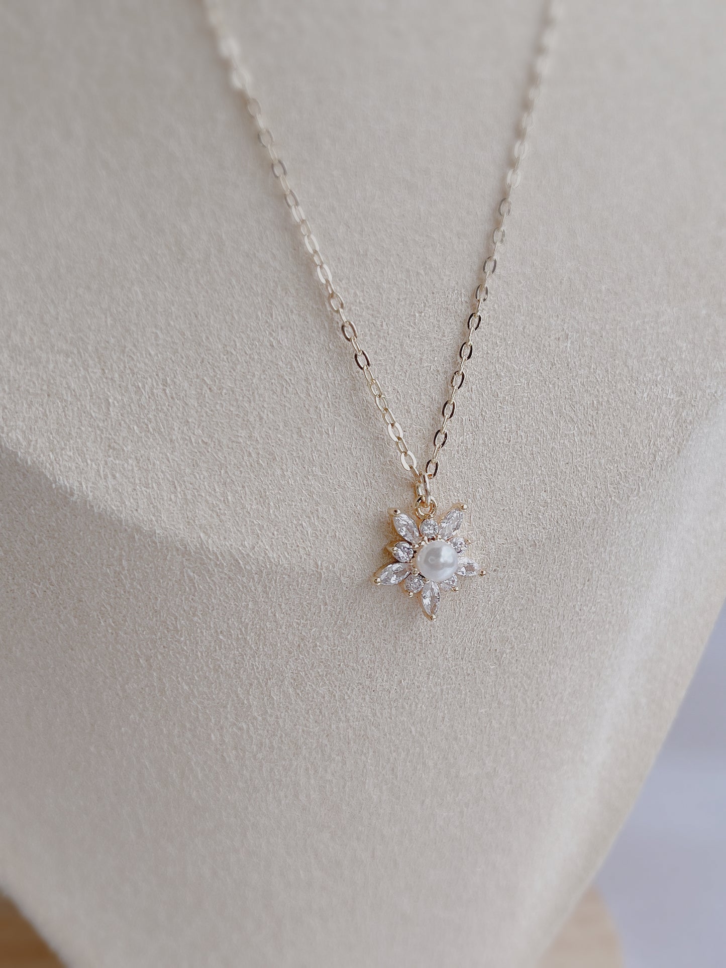 Pure Snowflake Necklace